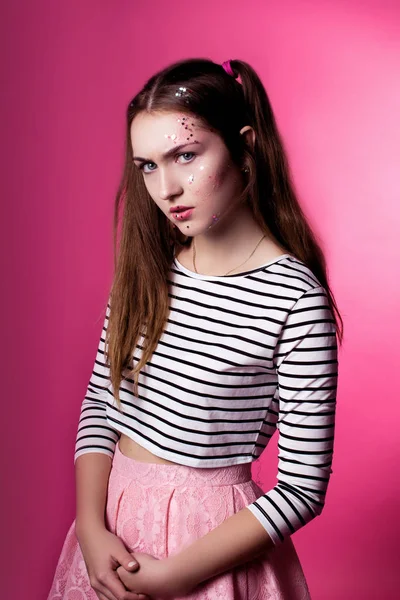 ピンクの背景の少女の肖像画 — ストック写真