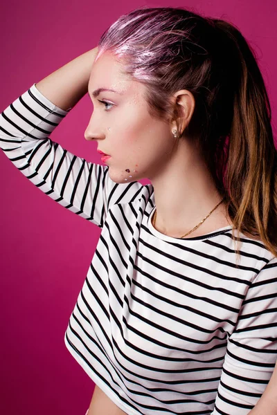 Meisje portret op een roze achtergrond — Stockfoto