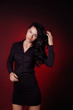 karanlık bir arka plan üzerinde genç kadın portresi