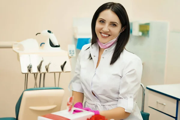 Portret van een tandartsmeisje in een tandartspraktijk. uiterlijk Europese leeftijd 30 jaar. — Stockfoto