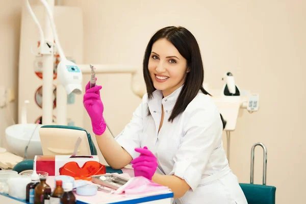 Portrait d'un dentiste médecin sur fond de cabinet — Photo