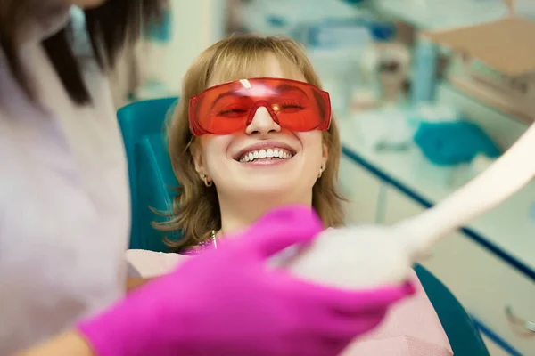 Le client au cabinet du dentiste dans le bureau sourit — Photo