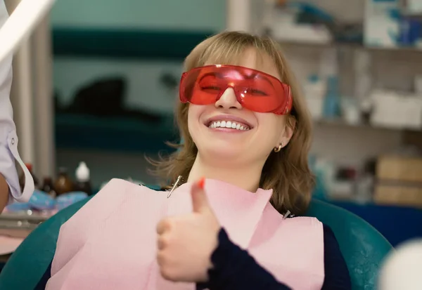 Le client au cabinet du dentiste dans le bureau sourit — Photo