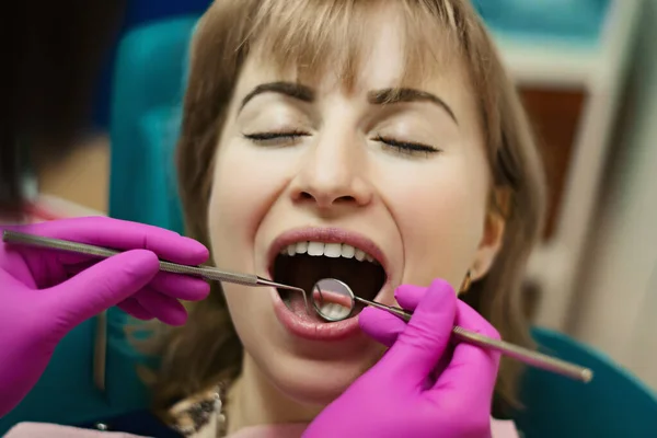 Le client au cabinet du dentiste dans le bureau sourit — Photo