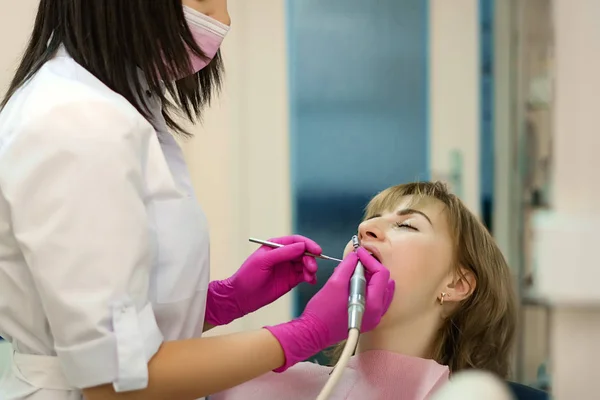 Le client au cabinet du dentiste dans le bureau sourit — Photo