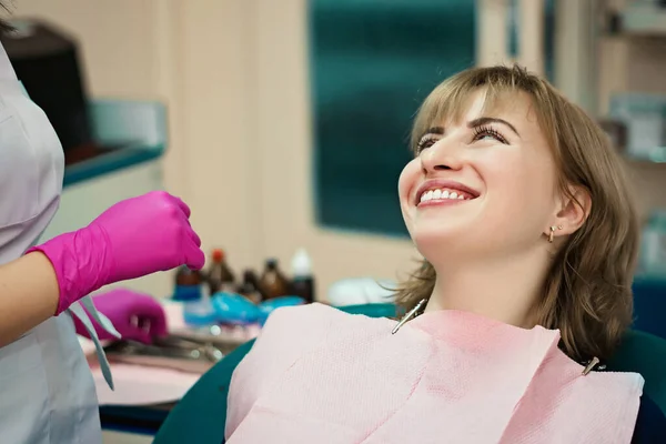 Ofisteki dişçinin müşterisi gülümsüyor. — Stok fotoğraf