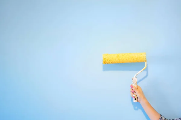 Hand Met Een Roller Voor Het Schilderen Van Muren Blauwe — Stockfoto