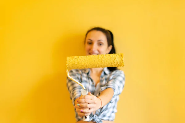 Een Mooie Vrolijke Blanke Vrouw Druk Bezig Thuis Renoveren Verhuist — Stockfoto