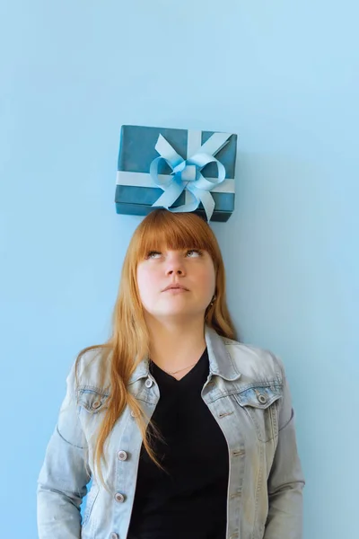 Een Gelukkige Vrouw Kreeg Een Blauwe Geschenkdoos Met Een Strik — Stockfoto