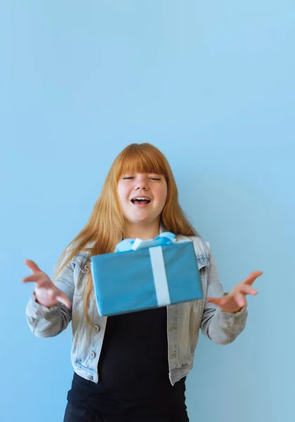 Una Mujer Feliz Recibió Una Caja Regalo Azul Con Lazo —  Fotos de Stock