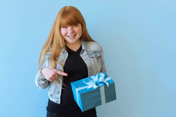 Una Mujer Feliz Recibió Una Caja Regalo Azul Con Lazo —  Fotos de Stock