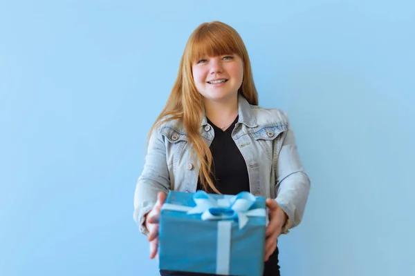 Una Mujer Feliz Recibió Una Caja Regalo Azul Con Lazo —  Fotos de Stock