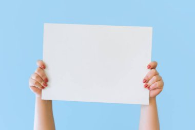 Kapalı kapalı tutuş boş işaret levhası promosyon içeriği için beyaz büyük tahta, stüdyo mavi arka planda izole metin için yeri işaret. Alan reklam alanını kopyala