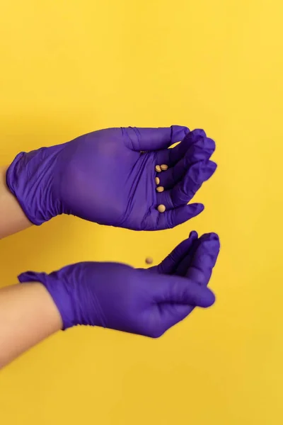 Woman Hands Purple Gloves Pill Tablets Her Hands Nurse Protection — Stock Photo, Image