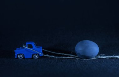 Paskalya bayramında, Paskalya bayramında, Panton mavisi 2020 'de, çamaşır ipinde bir Paskalya yumurtası taşıyan küçük bir retro daktilo.