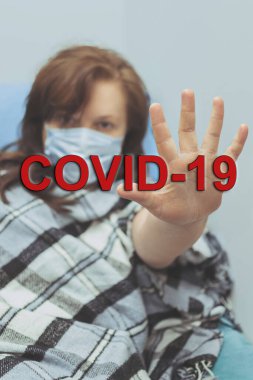 COVID-19 Pandemic Coronavirus hastası kadın SARS-CoV-2 virüsünü yaymak için yüz maskesi takıyor. Coronavirus Hastalığı 2019 için kız izolasyon maskesi..