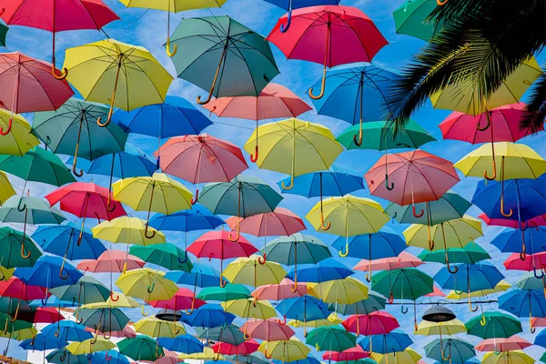 Guarda Chuvas Flutuando Céu Com Muita Cor — Fotografia de Stock