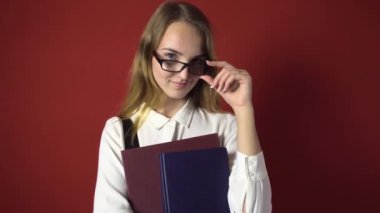Kırmızı gözlüklü sarışın kız çekici öğrenci