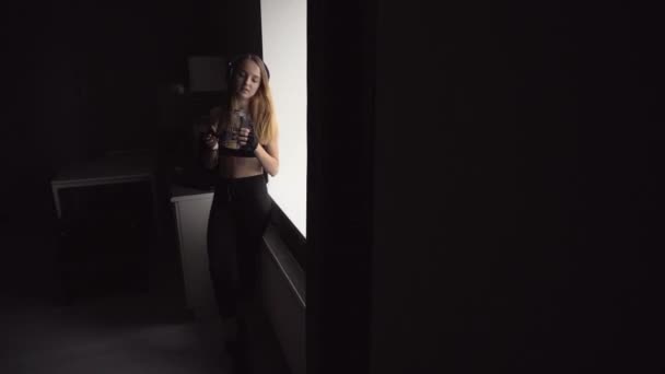 Chica rubia escuchando música en Fitness Break — Vídeos de Stock