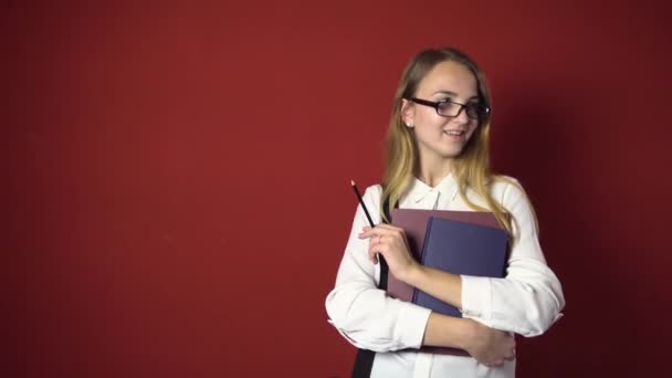 Atraente estudante pensativo loira menina no vermelho — Vídeo de Stock