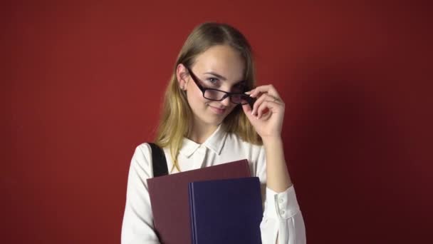 Aantrekkelijke Student blond meisje op rood — Stockvideo