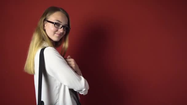 Attraktive Studentin blonde Mädchen in Brille auf rot — Stockvideo