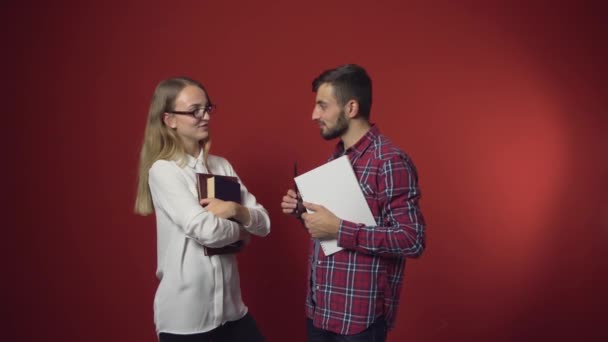 Twee studenten hebben een vriendelijke discussie — Stockvideo