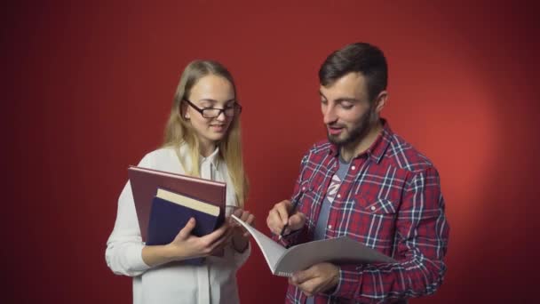Két diák van egy barátságos beszélgetés — Stock videók