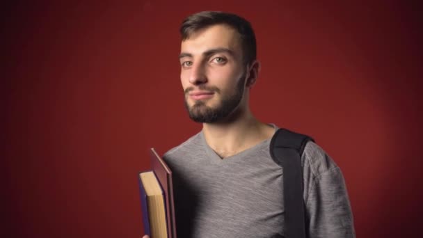 Porträt eines bärtigen attraktiven Studentenjungen — Stockvideo