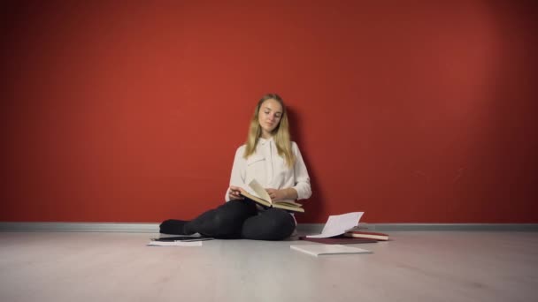 Persistent Young Student Girl Studying on Floor — Stock Video