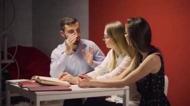 Grup öğrenci dostu çalışma tartışma var