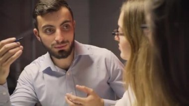 Grup öğrenci dostu çalışma tartışma var