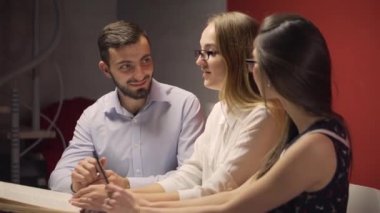 Grup öğrenci dostu çalışma tartışma var