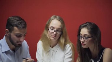 Grup öğrenci dostu çalışma tartışma var