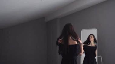 Aynaya bakmak çekici esmer kız
