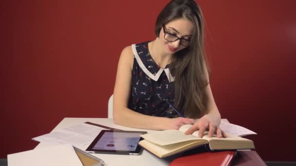 Mutlu çekici esmer öğrenci kız çalışma yeri — Stok video