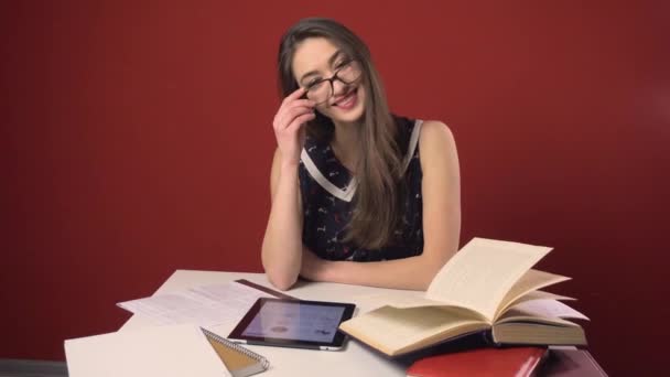 Feliz atraente morena estudante menina estudo lugar — Vídeo de Stock