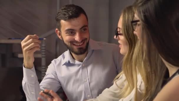 Studentengruppe führt ein freundschaftliches Studiengespräch — Stockvideo