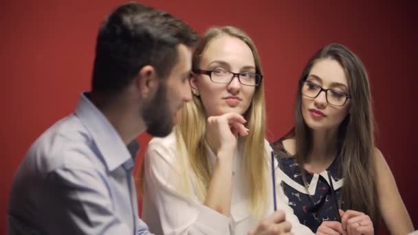 Grupo de Estudiantes Tienen una Discusión de Estudio Amistosa — Vídeos de Stock