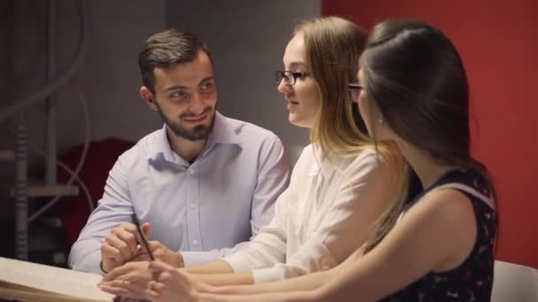 Groep studenten hebben een beschrijvende studie-discussie — Stockvideo