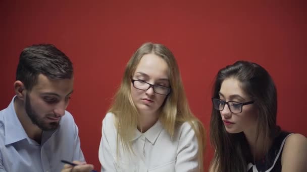 Grupp studenter har en studie diskussion — Stockvideo