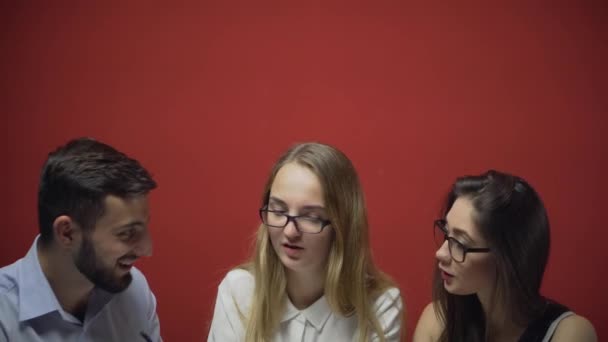 Група студентів обговорюють дружнє навчання — стокове відео