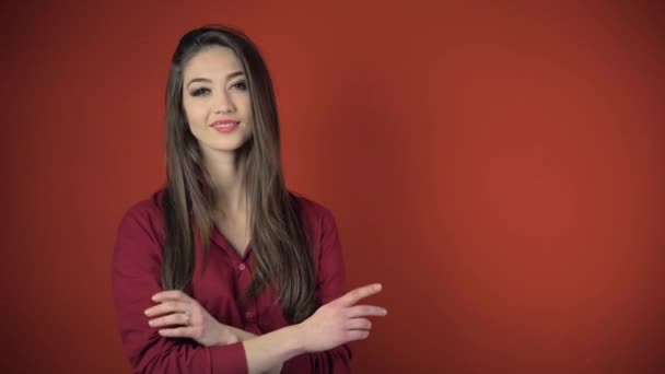Portret van een jonge aantrekkelijke brunette vrouw — Stockvideo