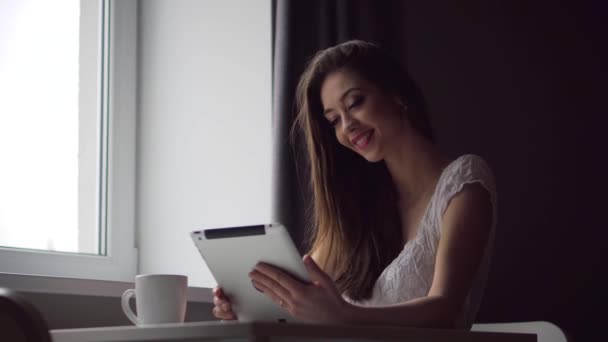 Attractive Brunette Woman Works with Tablet pc — Stock Video