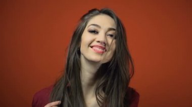 Kameraya poz çekici esmer kız