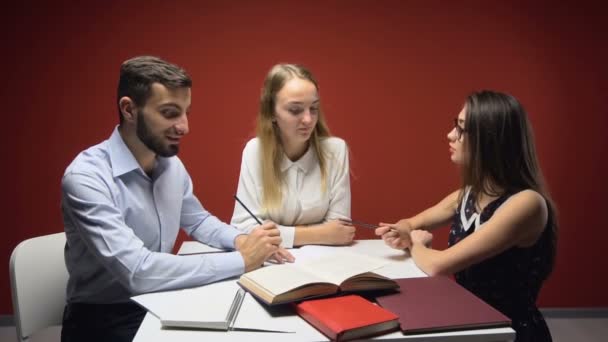 Skupina studentů mají přátelské studijní diskuse — Stock video