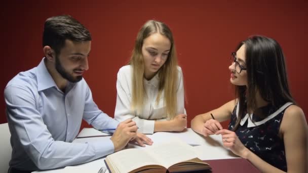 Studentengruppe führt ein freundschaftliches Studiengespräch — Stockvideo