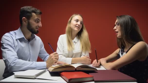 Grupo de Estudiantes Tienen una Discusión de Estudio Amistosa — Vídeos de Stock