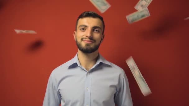 Mann mit fallenden Geldscheinen — Stockvideo