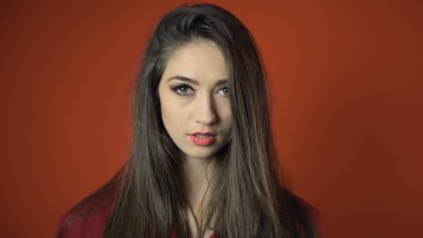Attraktiv brunett flicka poserar för kameran — Stockvideo